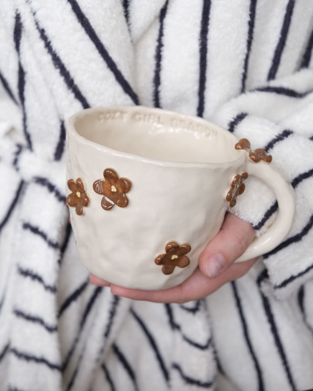 Kubek w Małe Kwiatki "Cozy girl season" - obrazek 2