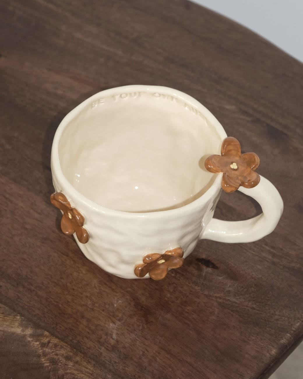 Kubek w Duże Kwiatki "Be your own muse" - obrazek 3