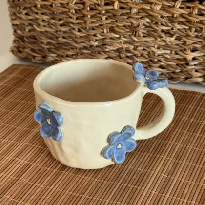 OUTLET! Kubek w Niezapominajki - defekt na kwiatku