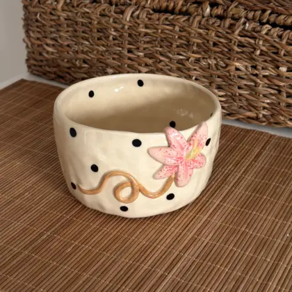 OUTLET! Średnia miska w Kropeczki z Lilią - brakujące szkliwo