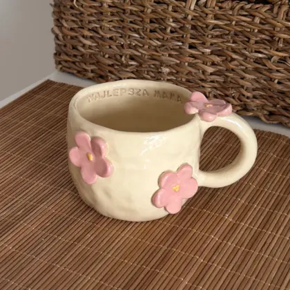 OUTLET! Kubek w Różowe Kwiatki "Najlepsza Mama" - lekko krzywy